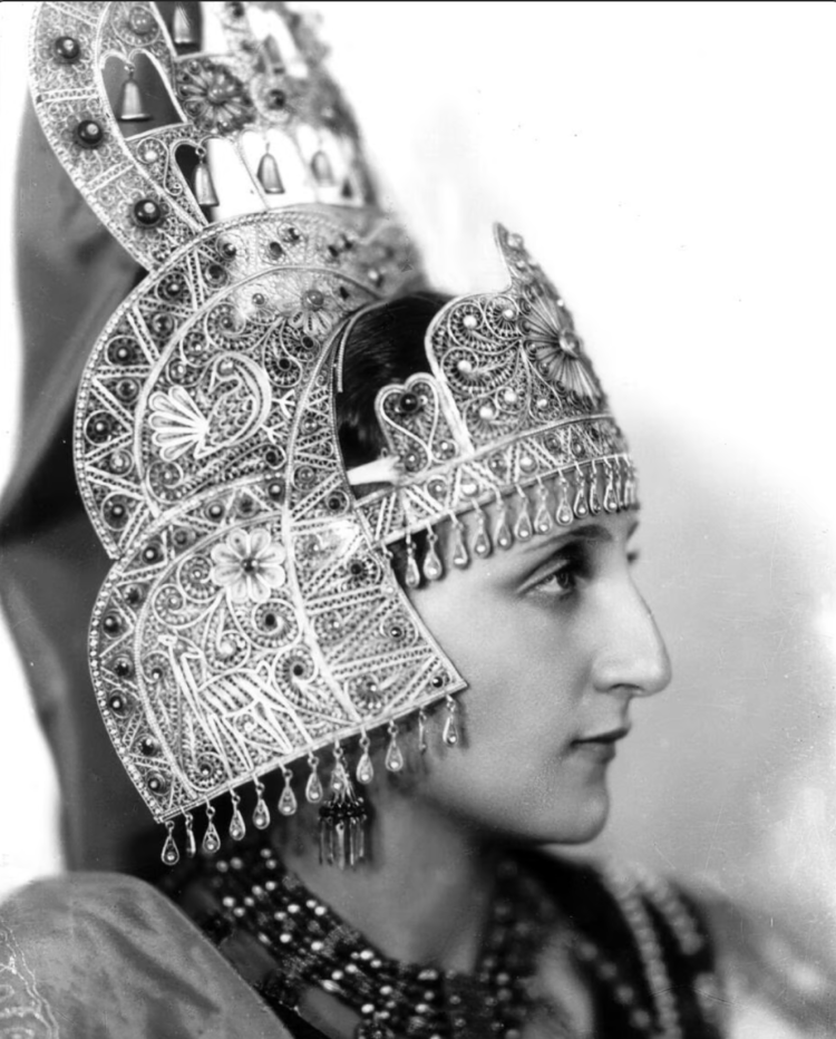 The Lost Crown of Tel Aviv’s Queen Esther